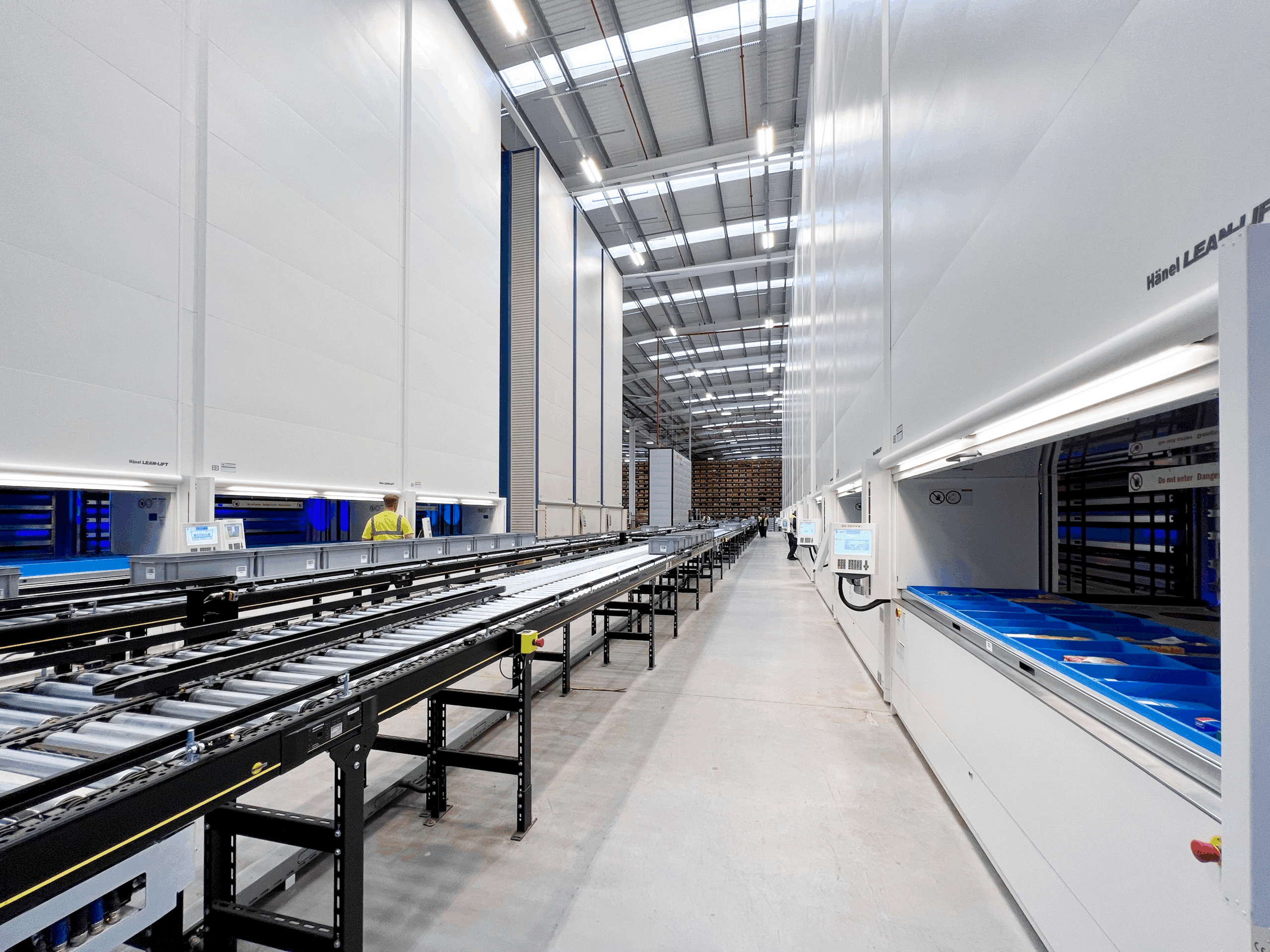 Modern warehouse transformed with Industore Hänel Lean-Lifts and Rotomats, showcasing automation that improves warehouse productivity and efficiency.